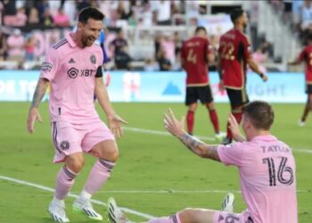 LIONEL Messi (kiri) meraikan jaringan bersama rakan sepasukan ketika membantu Inter Miami menumpaskan Atlanta United 4-0.