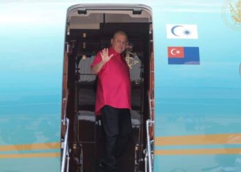 SULTAN IBRAHIM SULTAN ISKANDAR berangkat menaiki pesawat bagi menjalani pembedahan di DSH2, Kuala Lumpur.