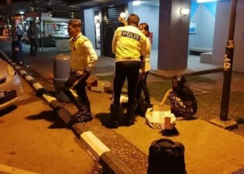 DUA lelaki serta seorang wanita yang ditemukan idak sedarkan diri sebelum disahkan meninggal dunia kerana terperangkap dalam sebuah kereta Perodua Alza di Hentian Yong Peng.