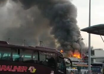 Larkin Sentral yang menempatkan terminal bas, pasar awam dan premis terbakar awal pagi ini.