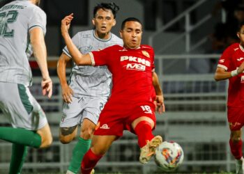 PEMAIN Selangor, Yohandry Orozco (tengah) cuba melepasi kawalan pemain Kuching City dalam aksi Liga Super di Stadium Majlis Bandaraya Petaling Jaya malam tadi. - IHSAN SELANGOR FC