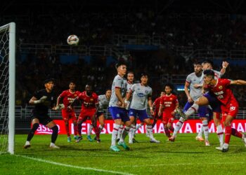 kapten Selangor, Brendan Gan (paling kanan), menanduk bola ke arah gawang gol Sabah pada perlawanan Liga Super melibatkan kedua-dua 
pasukan di Stadium Majlis Bandaraya Petaling Jaya, kelmarin. – utusan/SHIDDIEQIIN ZON