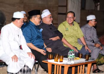 SHAHIDAN Kassim (dua dari kiri) bersama pemimpin Pas Terengganu pada ceramah  pasca bubar DUN di Pulau Kambing, Kuala Terengganu, malam tadi.