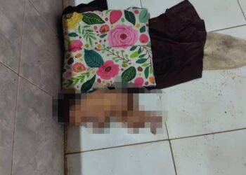 KEADAAN bayi perempuan yang masih bertali pusat ditemukan di sebuah kedai menjual ayam di Jabur Kubur, Jalan Air Putih, Kemaman, Terengganu. - UTUSAN/ NIK NUR IZZATUL HAZWANI NIK ADNAN