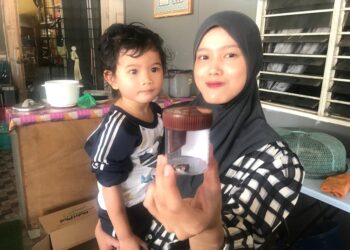 NURHANIS Junazeri menunjukkan sebentuk cincin yang ditelan anaknya, Nur Syifaa Dahlia di kediamannya di Felda Kerteh 4, Dungun, Terengganu, hari ini. - UTUSAN/NIK NUR IZZATUL HAZWANI NIK ADNAN
