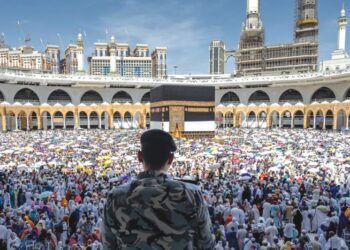 ANGGOTA penguat kuasa memerhatikan sebahagian daripada jutaan jemaah haji melakukan tawaf di Kaabah, Mekah.
