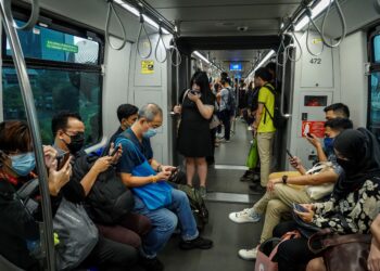 MASYARAKAT kini seolah-olah sudah lali dan bersedia untuk terus hidup dengan keadaan dimaki dalam media sosial selain menyaksikan kesalahan 3R dilakukan secara terang-terangan. – UTUSAN/FARIZ RUSADIO