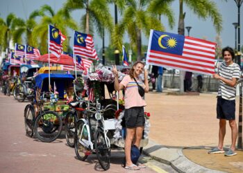 KITA sepatutnya menyokong dan tidak mentertawakan pelancong asing yang cuba berkomunikasi dalam bahasa Melayu ketika berkunjung ke negara ini. – UTUSAN/PUQTRA HAIRRY