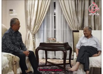 MUHYIDDIN Yassin ketika mengadakan pertemuan empat mata dengan Dr. Mahathir Mohamad bagi membincangkan penyatuan Melayu. - FB PROKLAMASI ORANG MELAYU