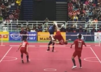 AKSI Regu A negara (jersi biru) sewaktu beraksi menentang Thailand pada perlawanan akhir Piala Raja Thai di Bangkok, Thailand, hari ini.