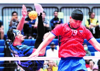 AKSI pemain Malaysia ketika menentang Thailand dalam perlawanan akhir regu lelaki Piala Raja Thai 
di Bangkok kelmarin. – IHSAN/WarisanTakraw.my