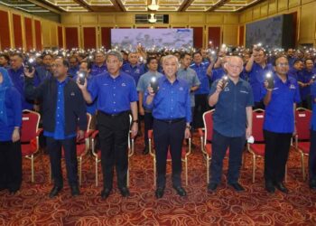 AHMAD Zahid Hamidi (tengah) bersama pemimpin BN yang lain di Majlis Pengumuman Calon bagi PRN di Dewan Tun Hussein Onn di sini, hari ini. UTUSAN/FARIZ RUSADIO
