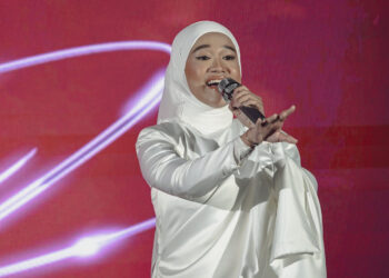 ERNIE Zakri membuat persembahan pada majlis menandatangani kerjasama bersama Universal Music Malaysia, baru-baru ini.-UTUSAN/FARIZ RUSADIO