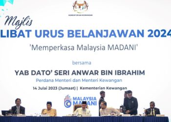 ANWAR Ibrahim (tengah) ketika hadir pada Majlis Libat Urus Belanjawan 2024 di Kementerian Kewangan Presint 2, Putrajaya di sini, hari ini.-UTUSAN/FAIZ ALIF