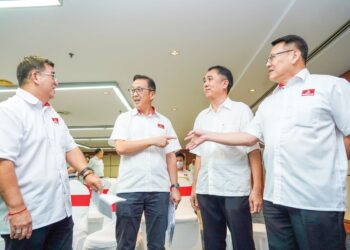 DOMINIC Lau (dua dari kiri) berjaya mempertahankan kedudukan sebagai Presiden Gerakan walaupun dicabar oleh tiga calon lain dalam pemilihan parti baru-baru ini.  – UTUSAN/MUHAMAD IQBAL ROSLI