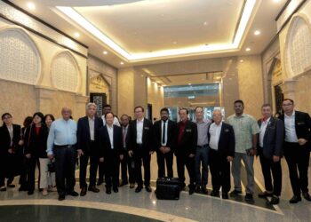 PIHAK-PIHAK yang terlibat dalam rayuan berhubung sekolah vernakular dan penggunaan bahasa Cina dan Tamil di sekolah itu hadir di Mahkamah Rayuan Putrajaya. - UTUSAN/FAISOL MUSTAFA