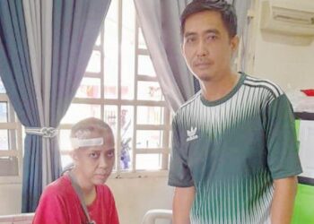 AZURA Sofian Lim yang mengidap kanser otak ditemani abangnya, Aswan ketika mendapatkan rawatan di hospital semasa ditemui di rumah mereka di Kobah, Pendang.
