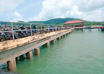 KEADAAN jambatan yang membahayakan pengguna yang menaiki bot tambang di Jeti Lubuk Cempedak, Langkawi. -UTUSAN/NUR AMALINA AZMAN