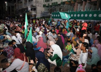 KOTA BHARU 20 NOVEMBER 2022 - SEBAHAGIAN daripada penyokong Pas yang meraikan kejayaan semasa pengumuman kemenangan kerusi Parlimen di Pejabat Pas negeri, Kota Bharu, Kelantan.UTUSAN/KAMARUL BISMI KAMARULZAMAN