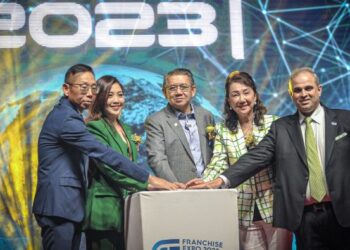 SALAHUDDIN Ayub (tengah) ketika melancarkan Ekspo Francais Peruncitan dan Francais Antarabangsa Malaysia 2023 (FE MIRF 2023) di Pusat Konvensyen Kuala Lumpur, hari ini. Hadir sama Pengerusi Penganjuran MIRF 2023, Christine Tan (dua dari kiri) dan Presiden MRCA, Datuk Sharan Valiram (kanan). - UTUSAN/FAIZ ALIF ZUBIR