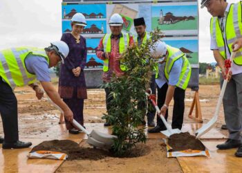 AMINUDDIN Harun (kiri) menanam pokok sebagai simbolik mula kerja pembinaan masjid pada Majlis Pecah Tanah Pembinaan Masjid Baharu Taman Bukit Kepayang di Seremban. – UTUSAN/NAZARUDIN SHAHARI