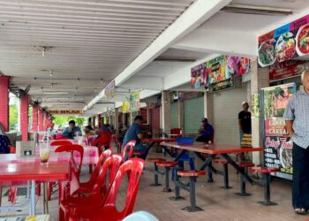 KEADAAN di sebuah medan selera yang lengang apabila peniaga makanan dan minuman menutup perniagaan masing-masing kerana kekurangan pelanggan di Alor Setar, Kedah. -UTUSAN/ JAMLIAH ABDULLAH