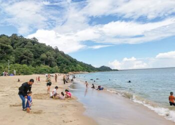 KEADAAN Pantai Teluk Batik di Lumut yang kurang pengunjung ketika tinjauan semalam. - UTUSAN/AIN SAFRE BIDIN