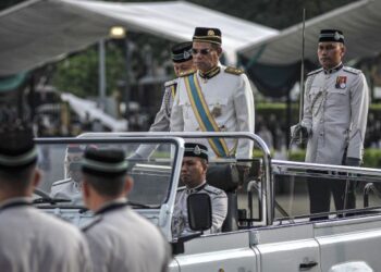SAIFUDDIN Nasution Ismail melakukan pemeriksaan barisan kawalan kehormatan semasa majlis Sambutan Hari Imigresen 2023 yang bertemakan 'Imigresen Perkasa Negara Sejahtera' di Dataran Pahlawan Negara, Putrajaya, semalam.
