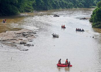 Anggota mencari dan menyelamat meneruskan pencarian empat lagi mangsa yang hilang dalam kejadian kepala air di Jeram Mawar, Air Putih, Kemaman, semalam. - UTUSAN/PUQTRA HAIRRY