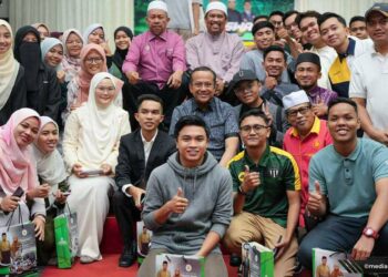 AHMAD Samsuri Mokhtar (tengah) bergambar bersama sebahagian mahasiswa selepas program Townhall Mahasiswa Perantau Terengganu di Bangi, Selangor, Ahad lalu. - MEDIA SOSIAL 