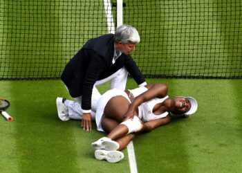 VENUS Williams terbaring dalam kesakitan selepas tergelincir ketika beraksi pada pusingan pertama Wimbledon di London semalam.