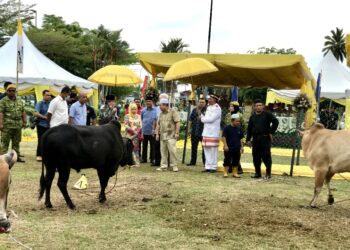 TENGKU Muhammad Fa-iz Petra (empat dari kanan) menyaksikan Majlis Ibadat Qurban Jama’ie di Padang Kompleks Islam Jubli Perak, Sultan Ismail Petra, Kota Bharu Kelantan hari ini.- UTUSAN/ROSLIZA MOHAMED