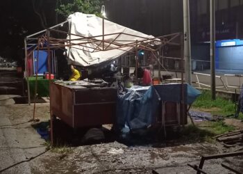 SEBUAH gerai menjual kuih terbalik dibadai ribut di Jalan Klebang dekat Batang Tiga, Melaka. -  MINGGUAN/AMRAN MULUP