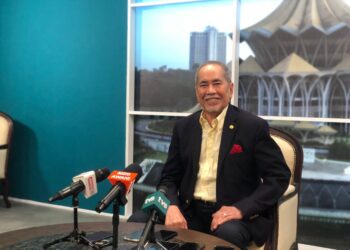 WAN Junaidi Tuanku Jaafar bercakap dalam sidang akhbar di Studio TVS, di Kuching, Sarawak.