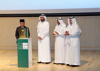 TAWFIQ Fawzan Al-Rabiah (dua dari kiri) menyampaikan Anugerah Labbaitom kepada Mohd. Na'im (kiri) pada satu majlis kesyukuran di Mekah.