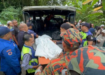 ANGGOTA polis dan bomba mengusung mayat mangsa lemas dalam kejadian di Sungai Kelantan dekat Kampung Pasir Pekan Hulu, Kota Bharu, Kelantan-UTUSAN/ROHANA MOHD. NAWI