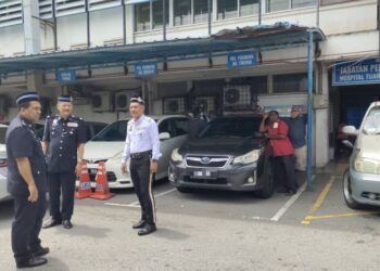 KEADAAN di Jabatan Perubatan Forensik Hospital Tuanku Ja'afar Seremban di mana dijalankan proses bedah siasat mayat seorang pegawai polis yang ditemukan meninggal dunia dengan kesan tembakan di kepala dalam kejadian di IPD Rembau, petang semalam.-UTUSAN/NOR AINNA HAMZAH.