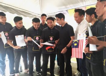 ADAM Adli Abd. Halim (empat dari kanan) beramah mesra bersama peserta-peserta pada Majlis Perasmian Pelepasan Malaysia-China Youth TVET Training 2023 di Seremban hari ini.