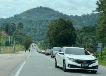 JUMLAH kenderaan semakin bertambah menyaksikan jalan Gua Musang-Kuala Krai di Gua Musang, Kelangtan mengalami kesesakan hari ini-UTUSAN/AIMUNI TUAN LAH