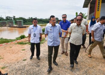 NIK Nazmi Nik Ahmad (dua dari kiri) membuat tinjauan ke tapak Projek Pembinaan Jalan dan Jambatan Kampung Joh, Machang, Kelantan hari ini.UTUSAN/KAMARUL BISMI KAMARUZAMAN