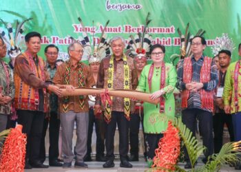 AHMAD Zahid Hamidi (tengah) merasmikan Majlis Ngiling Bidai Upacara Penutupan Hari Gawai Dayak Parti Rakyat Sarawak (PRS), di Dewan Suarah Sri Aman, Sarawak hari ini.