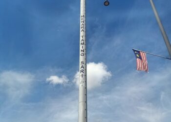 MANGSA terperangkap lebih setengah jam dalam pelantar menara tinjau di Menara Taming Sari, Melaka pada ketinggian 60 meter, kira-kira pukul 5.30 petang tadi. - GAMBAR HIASAN