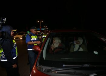 LOKMAN Jamaan turut memeriksa lesen memandu pengguna jalan raya ketika menyertai Op HRA 2023 di Alor Setar.