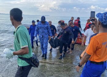 PASUKAN penyelamat membawa mayat lelaki yang ditemukan terapung berhampiran Pulau Arang, Port Dickson pagi ini.-UTUSAN/ZAKKINA WATI AHMAD TARMIZI
