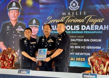 JAUTEH Dikun (tengah) menyaksikan serah terima tugas antara Mohd. Haris Ibrahim (kanan) dan Sammy Newton di IPD Penampang hari ini