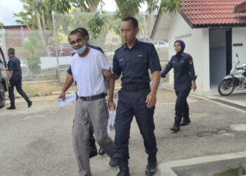 S. RAGUBALAN dibawa ke Mahkamah Majistret Tampin hari ini bagi didakwa atas pertuduhan memukul isterinya-UTUSAN/NOR AINNA HAMZAH.