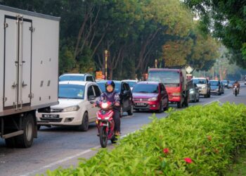 KESESAKAN trafik di Persimpangan Stadium Hang Jebat, Paya Rumput, Melaka. - UTUSAN/SYAFEEQ AHMAD