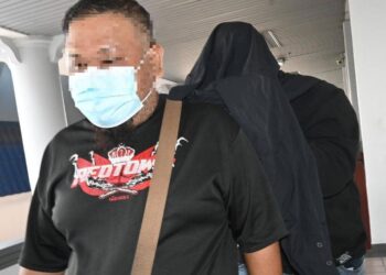 TERTUDUH (belakang) didenda RM30,000 oleh Mahkamah Sesyen, Ayer Keroh, Melaka kerana menerima suapan berjumlah RM3,600 pada 2017. - UTUSAN/MUHAMMAD SHAHIZAM TAZALI