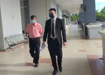 TAN Kok Keong (kiri) hadir ke Mahkamah Sesyen Seremban hari ini bagi berdepan dua pertuduhan gagal menyelenggara buku stok bagi barangan berjadual iaitu minyak diesel.-UTUSAN/NOR AINNA HAMZAH.