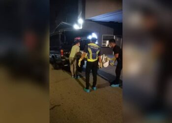 ANGGOTA polis mengangkat mayat mangsa yang dipercayai terjatuh dari tingkat 41 sebuah hotel di Bandar Hilir, Melaka.